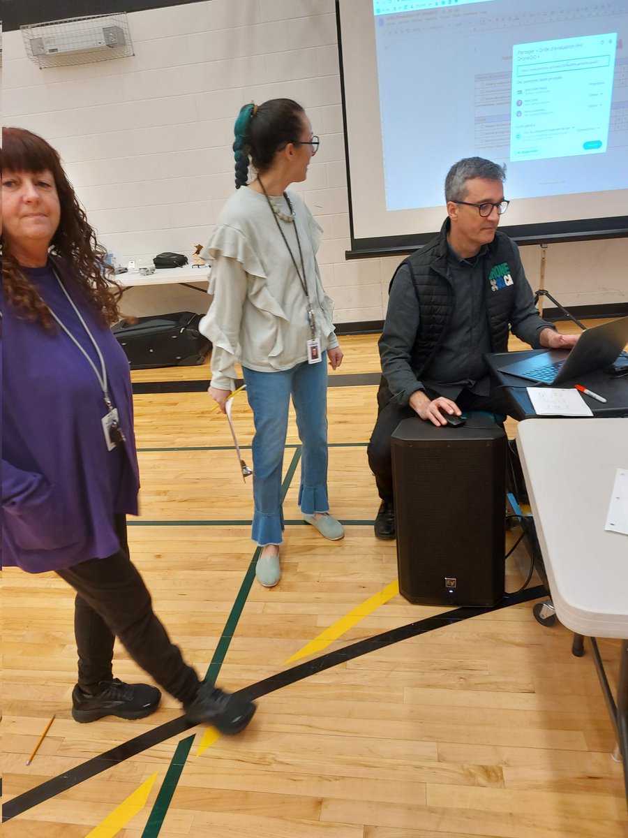 Mark_Phillips_8's tweet photo. @ESCStFXavier | Une journée #STIAM avec @marclcote de DroneGO! Les élèves de Mme St-Louis ont pu faire du prototypage, de la programmation, ainsi que réussir multiples défis. Nous avons aussi élucidé les carrières en lien avec les drones. Gros Merci! #MHS #PAJO #Cscprovidence https://t.co/W3iv1HwVKu