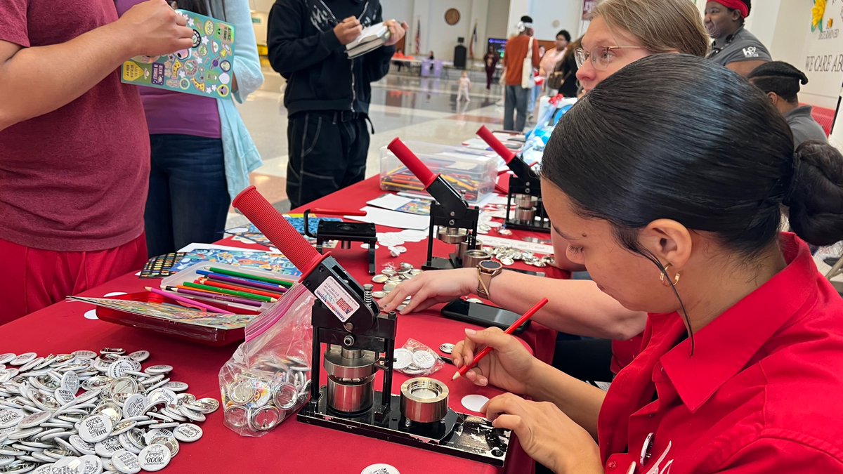 houstonlibrary's tweet image. Our wonderful staff had a great time at @TeenBookCon on Saturday. We hope you did, too! #TeenBookCon2023 #ILoveHPL #HPLCommunityEngagement