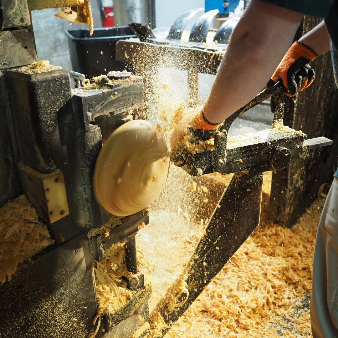 hollandbowlmill's tweet photo. Caught in the action!
#wood #woodbowl #woodwork #woodworker #woodworking #woodcreation #wooddesign #woodart #woodburing #woodcarving #michigan #michiganmade #puremichigan #hollandmichigan https://t.co/emAmus6vY5