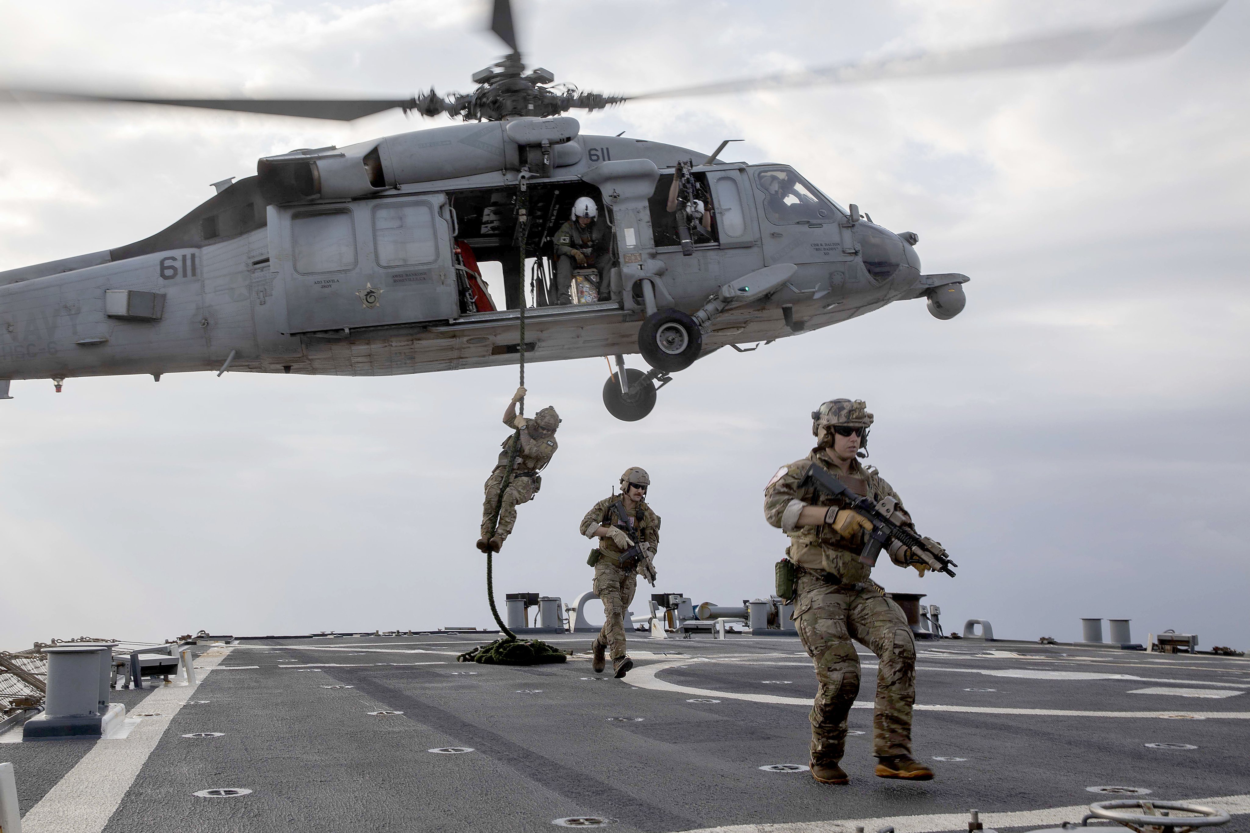 Sailors from EODMU-11 rappel from an MH-60S Sea Hawk helicopter from HSC-6 during flight quarters aboard USS Decatur (DDG 73). 📸 Mass Communication Specialist 2nd Class David Negron