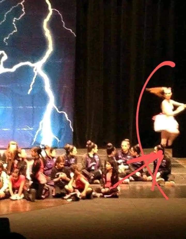 JayO_eth's tweet photo. Una madre de familia toma esta foto en la presentación de su hijo, cuando ve la imagen nota una bailarina que no era parte del show y que jamás apareció en la presentación, pero cuando vio la fotografía se dio cuenta de lo contrario, notese que no tiene piernas. 😱 https://t.co/UNGNiDmRyg