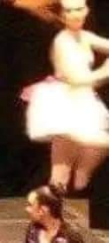 JayO_eth's tweet photo. Una madre de familia toma esta foto en la presentación de su hijo, cuando ve la imagen nota una bailarina que no era parte del show y que jamás apareció en la presentación, pero cuando vio la fotografía se dio cuenta de lo contrario, notese que no tiene piernas. 😱 https://t.co/UNGNiDmRyg