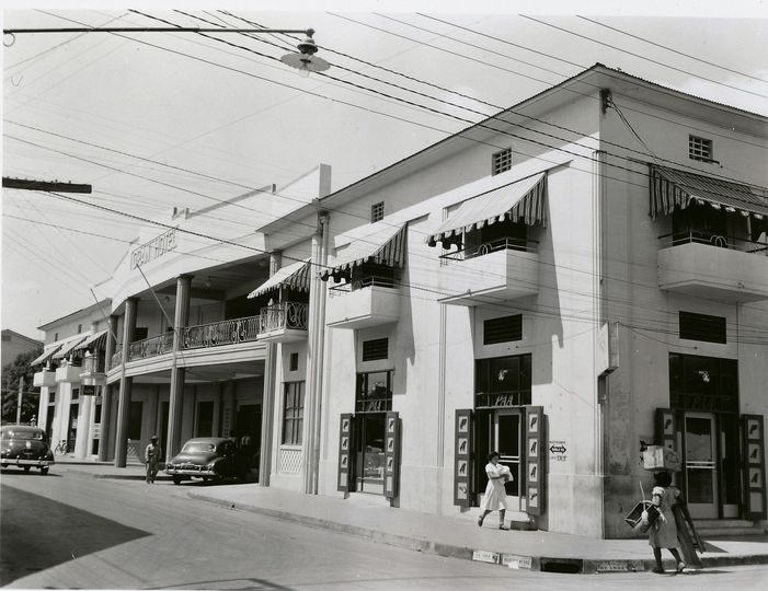 CharlieNoticias's tweet photo. Este es el Gran Hotel en Managua, la foto es de mediados del siglo pasado.
La Managua de los Somazas era esplendorosa, tenia clase, prosperidad economica, era una ciudad de primer mundo; en cambio la Managua de los sandinistas desordenada, sucia, pobre, atrasada. https://t.co/bhzbNXIQrX