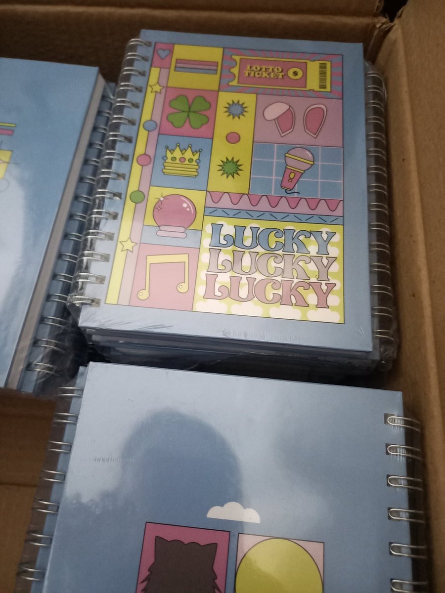 taemeetevil's tweet photo. #LUCKYBOOK #CoelhodaSorte
Os livros ainda estão na gráfica, mas os cadernos já chegaram!
🍀Pra quem comprou somente eles, os envios começam essa semana, fiquem atentos aos e-mails.
🍀Quem comprou com livros, o envio será feito em conjunto, vamos aguardar mais um pouquinho, ok? https://t.co/meJcNoXeR5
