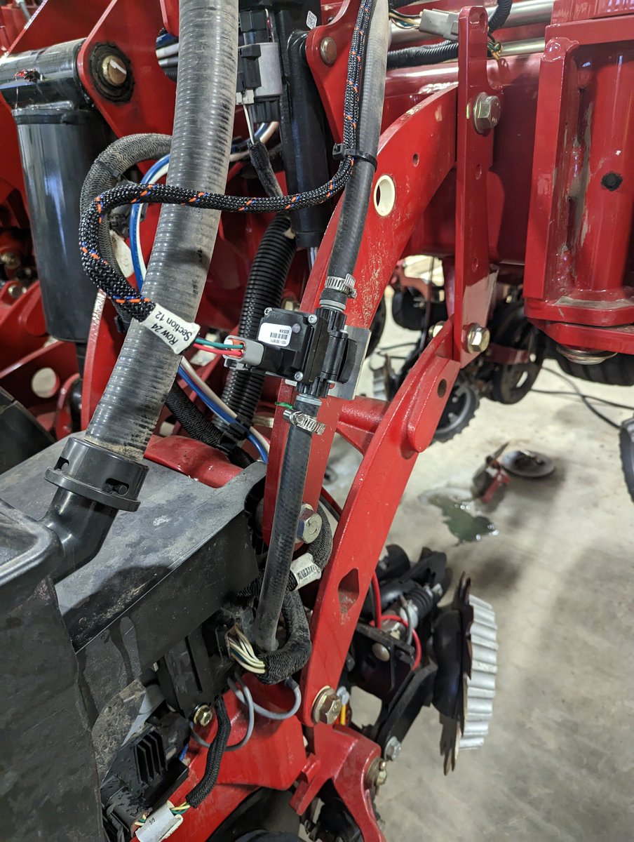 EdJHanson's tweet photo. Great day!
#liquidshift
#conceal
#JD2000
#caseih
@SurePointAg @CangrowCrop https://t.co/b0svwL5J8i