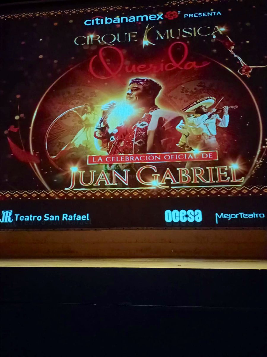 Aprovechando el nombramiento como Jefe de información de espectáculos en @ar2_mx 🤣 y el #DíaInternacionalDelTeatro, quiero compartirles de una puesta en escena EXQUISITA… Vámonos al hilo de @cmquerida, la celebración oficial de Juan Gabriel. 🧵