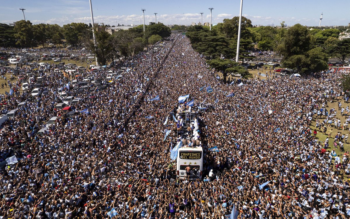 The streets of Geneva, NY are PACKED to welcome back the 2023 National Champions @HobartHockey