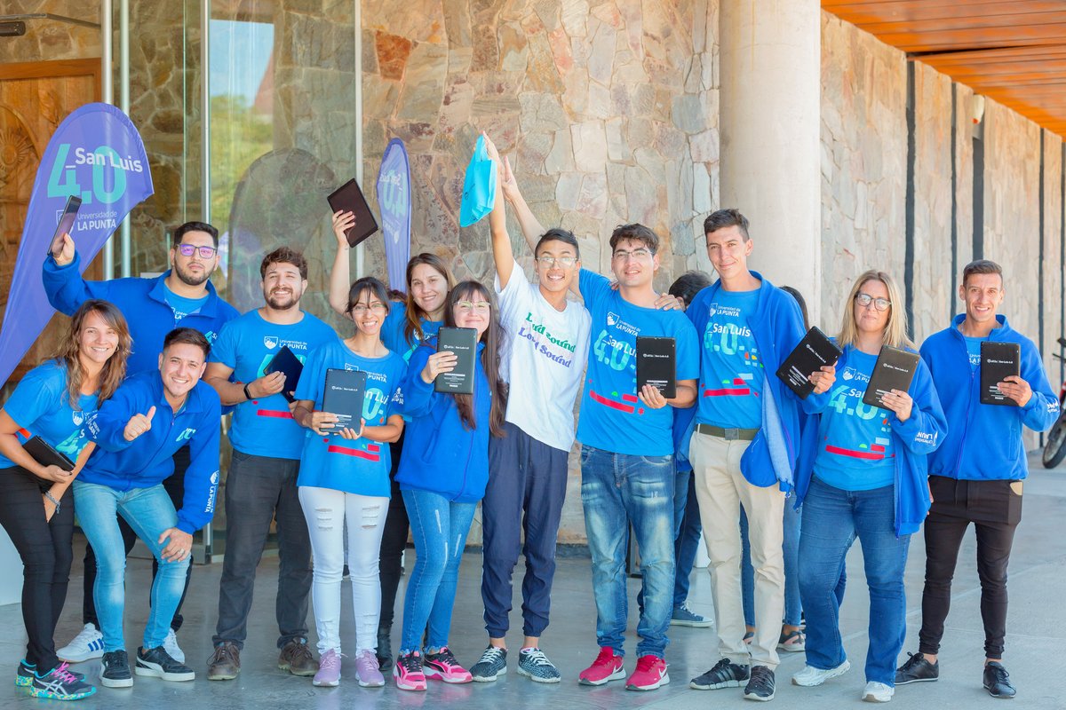ULPSanLuis's tweet photo. #INCLUSIÓNDIGITAL  📱

Entrega de tablets: jugar y aprender, lo que los niños quieren

Está semana continúa el cronograma de entrega en Terrazas del Portezuelo para alumnos de 1ro a 3er grado.

Más Info 👉 https://t.co/JufoJEKmtg https://t.co/BsGTtjRDML
