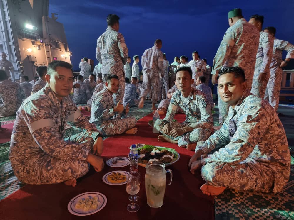 kd_terengganu's tweet photo. 27 Mac 23
Dalam pada sibuk bekerja janganlah kita lupa dalam menunaikan ibadah kepadaNya. Solat Maghrib berjemaah dan Majlis Iftar selepas THURSDAY WAR 8/23 bagi merapatkan ukhwah dikalangan Warga GANUPADU.
#Ganupadu
#Moralup
#alwaysexcellent https://t.co/dAbKCjwXGl