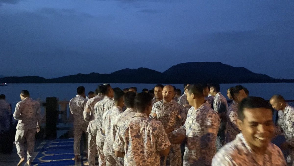 kd_terengganu's tweet photo. 27 Mac 23
Dalam pada sibuk bekerja janganlah kita lupa dalam menunaikan ibadah kepadaNya. Solat Maghrib berjemaah dan Majlis Iftar selepas THURSDAY WAR 8/23 bagi merapatkan ukhwah dikalangan Warga GANUPADU.
#Ganupadu
#Moralup
#alwaysexcellent https://t.co/dAbKCjwXGl