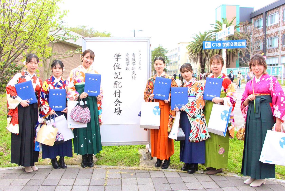 OsakaMetUniv's tweet photo. 🎓🌸卒業式・学位記授与式🌸🎓

ご卒業・修了おめでとうございます㊗
コロナ禍での学生生活となり大変なこともあったかと思いますが、大阪市立大学、大阪府立大学、大阪公立大学で過ごした日々が皆さんにとって素敵な思い出になっていれば嬉しいです☺
皆さんの今後のご活躍を願っています！ https://t.co/lXqISRXeU9