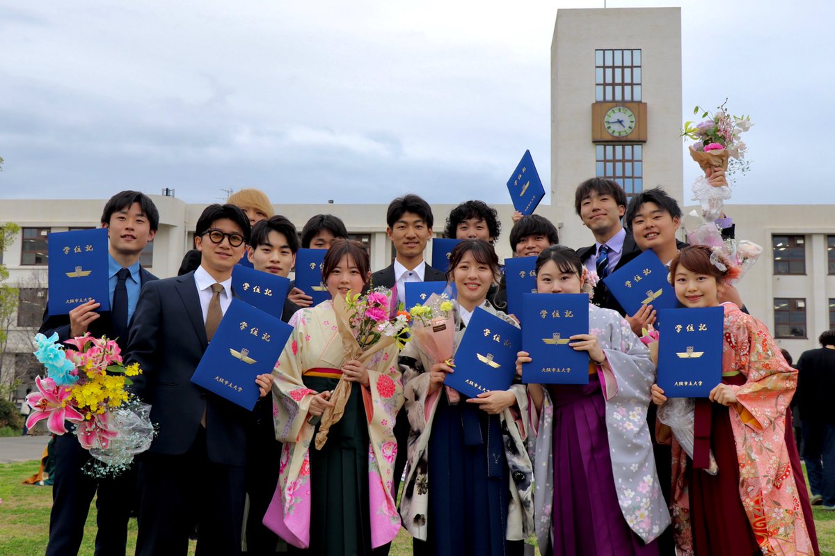 OsakaMetUniv's tweet photo. 🎓🌸卒業式・学位記授与式🌸🎓

ご卒業・修了おめでとうございます㊗
コロナ禍での学生生活となり大変なこともあったかと思いますが、大阪市立大学、大阪府立大学、大阪公立大学で過ごした日々が皆さんにとって素敵な思い出になっていれば嬉しいです☺
皆さんの今後のご活躍を願っています！ https://t.co/lXqISRXeU9