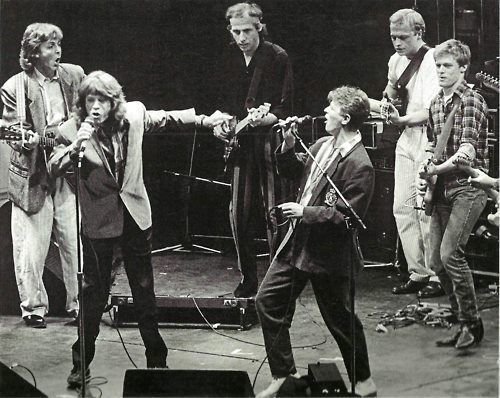 crockpics's tweet photo. Paul McCartney, Mick Jagger, David Bowie, Mark Knopfler, Mark King, and Bryan Adams performing in London, 1986. Photo by Dave Hogan. https://t.co/1JT5zZSMVq