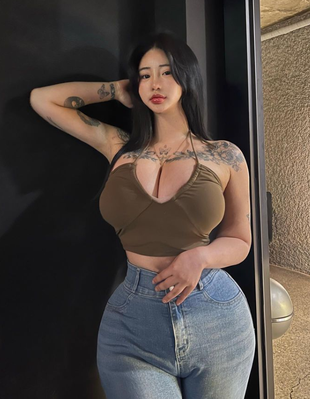 有没有母乳没吃够的 来吃姐姐的大奶 点赞的抽一个加微信！#母乳 #乳交 #奶牛