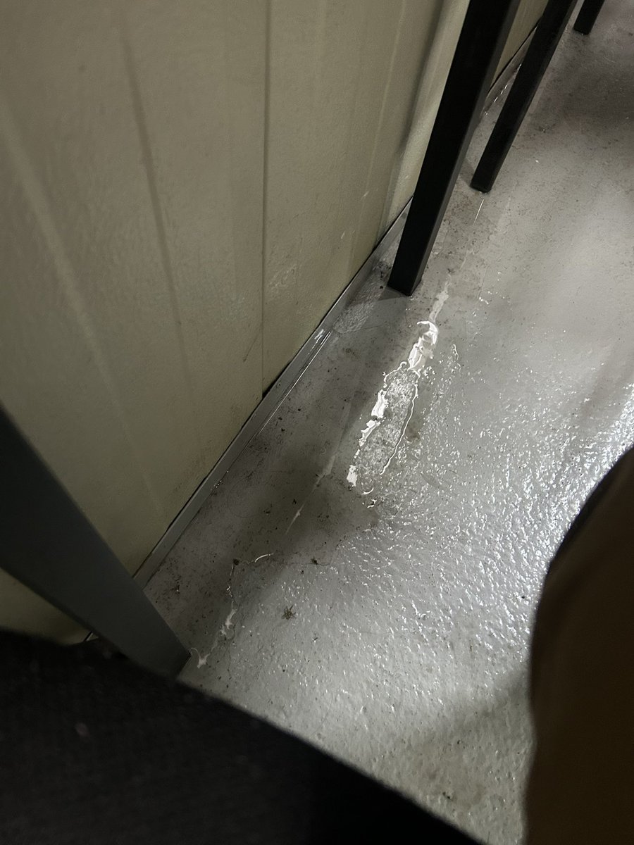 EdsonCoon's tweet photo. @lopezobrador_ Cuando vas a recibir a los alumnos de la UBBJ Tlalpan-Milpa Alta? Raquel sosa los tiene en pésimas condiciones, sin maestros, sin transporte y en aulas pésimas. Cuando llueve se mete toda el agua al aula https://t.co/anWGTK3wcQ