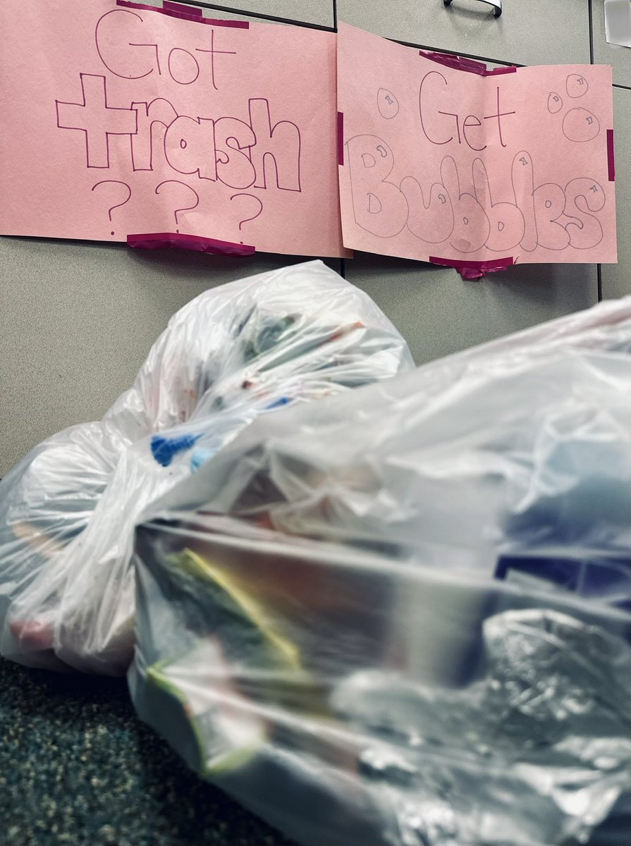 Wildcat National Junior Honor Society wraps up National BUBBLE WEEK and kicks off the SPRING season by encouraging their peers to trade trash for bubbles! Approximately 300 pieces of garbage were picked up from around campus this afternoon, all in the name of bubbles!