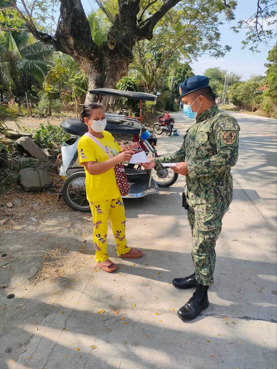 1Alaminos's tweet photo. Personnel of Pangasinan 1st PMFC under direct supervision of PLTCOL CHARLIE O ANGYA-ON, FC conducted distribution of flyers re ELCAC, Anti Illegal Drugs, and Anti criminality within AOR.
#LifeisBeautiful
#KaligtasanNyoSagotKo
#TulongTulongTayo
#MKKequalsK
#PNPKakampiNyo https://t.co/x6AbNaBUz2