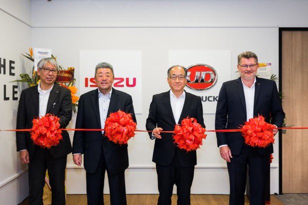 Prateek2101's tweet photo. Earlier in February, both OEMs inaugurated First joint office of Isuzu International Sales HDT promotion sales team and UD Trucks International Sales in Singapore.
@CVmagazine 
#udtrucks #isuzu #CVMagazine https://t.co/JKW5VV1pnI