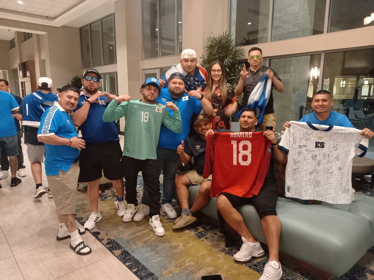 elgraficionado's tweet photo. Aficionados salvadoreños permanecen en el hotel de concentración esperando a los jugadores de la selección luego del partido ante Estados Unidos. https://t.co/AbewI5jGEY