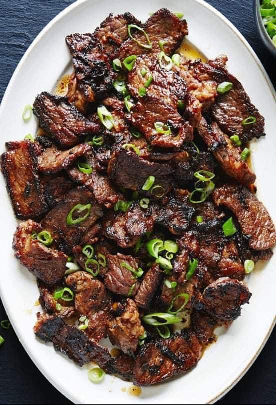 AzharAndiTahir's tweet photo. Sedap!
Untuk penggemar makanan Korea, harini saya akan kongsikan resepi daging bulgogi kegemaran ramai.

Sedap makan utk berbuka puasa!
Menjilat jari okayy!!!
Favourite ramai kan?

RESEPI DAGING BULGOGI
Bahan: 
- 400-500g daging
- kucai (dihiris)
- bawang (dihiris)
- lobak merah (dihiris)
- daun bawang (dihiris)
- 2 sudu minyak bijan
- 1 sudu bijan

Bahan perap:
- 3 sudu besar gulang perang
- 1 sudu besar minyak bijan
- 8 sudu besar kicap
- 1 sudu besar minyak sayur / minyak zaitun
- 2 sudu kecil bawang putih cincang
- 2 sudu kecil halia cincang
- 1 buah pir yang telah diparut
- 1/2 sudu kecil lada hitam

Cara penyediaan:
1. Sediakan bahan perap - campurkan kicap, gula perang, minyak, bawang putih dan halia, lada hitam dan parut buah pir ke dalam campuran. Masukkan sekali potongan daging dan gaul sebati.
2. Biarkan daging diperap seketika, selama satu malam ataupun sejam.
3. Hiris bawang, lobak merah, daun bawang dan kucai.
4. Grill daging pada suhu tinggi selama 5 minit, bersama sayur dan letakkan sekali. Kecilkan suhu, masukkan bijan dan biarkan daging masak selama beberapa minit.
5. Ataupun masukkan daging dan sayur ke dalam pressure cooker dan masak dengan perlahan selama 2 jam atau lebih.

Dah siap boleh hidangkan dengan nasi panas panas sambil layan cerita korea. ahh gitew 😉
Kredit: Steak and Teeth