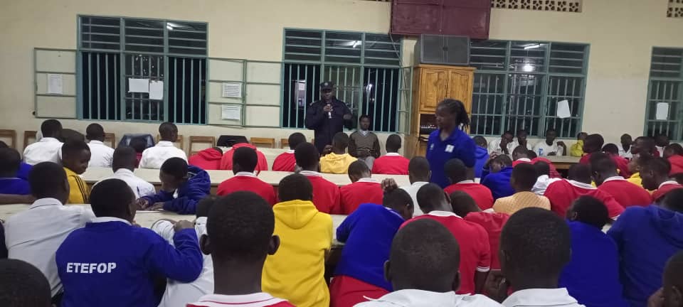 YouthMusanze's tweet photo. Mubufatanye IP Jean Bosco MUGABO ukuriye @Rwandapolice Community Policing muri @MusanzeDistrict  yasabye Urubyiruko rwa ETEFOP rwo mw'ishuri ry'imyuga  gufatanya na bagenzi babo @RwandaYouthVol1  Kandi abasobanurira inyungu ziri mugukorera Igihugu.@RobertByiri @MushaijaGeoffr3 https://t.co/7698JUeEhF