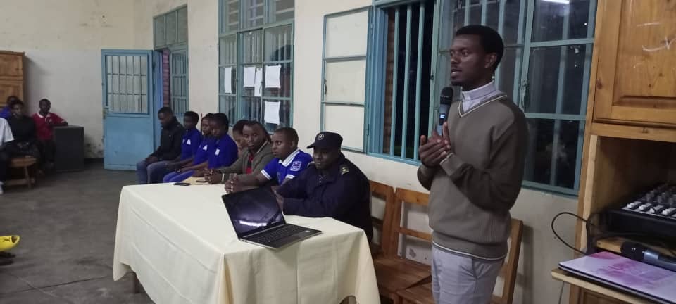 YouthMusanze's tweet photo. Mubufatanye IP Jean Bosco MUGABO ukuriye @Rwandapolice Community Policing muri @MusanzeDistrict  yasabye Urubyiruko rwa ETEFOP rwo mw'ishuri ry'imyuga  gufatanya na bagenzi babo @RwandaYouthVol1  Kandi abasobanurira inyungu ziri mugukorera Igihugu.@RobertByiri @MushaijaGeoffr3 https://t.co/7698JUeEhF