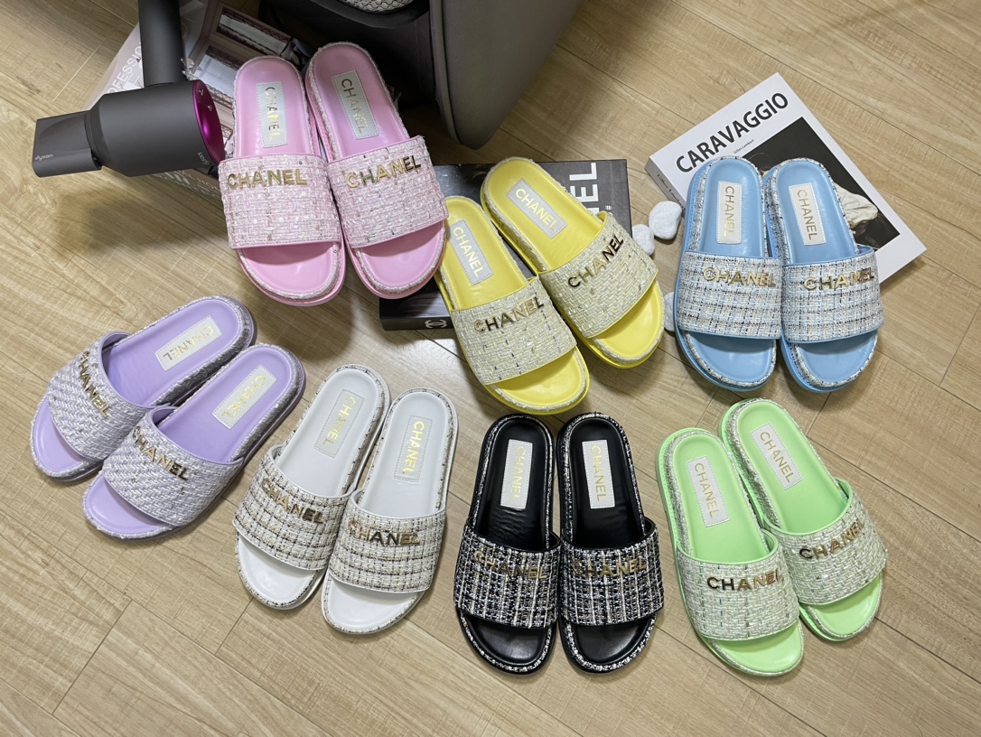 Check out our 12-buckle letter slippers for women! Available in sizes 35-40 and three different colors, they're comfortable and stylish. Want to give them a try? #womensslippers #letterslippers #musthaveforsummer