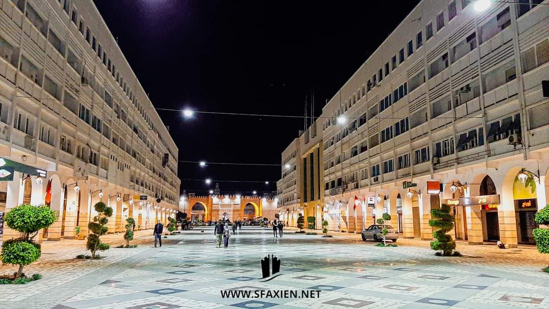 Sfaxien_Net's tweet photo. 100 متر #صفاقس الليلة بعد تشغيل الإضاءة  الجديدة في #رمضان 💡💡 https://t.co/KNvIJ7cLye
