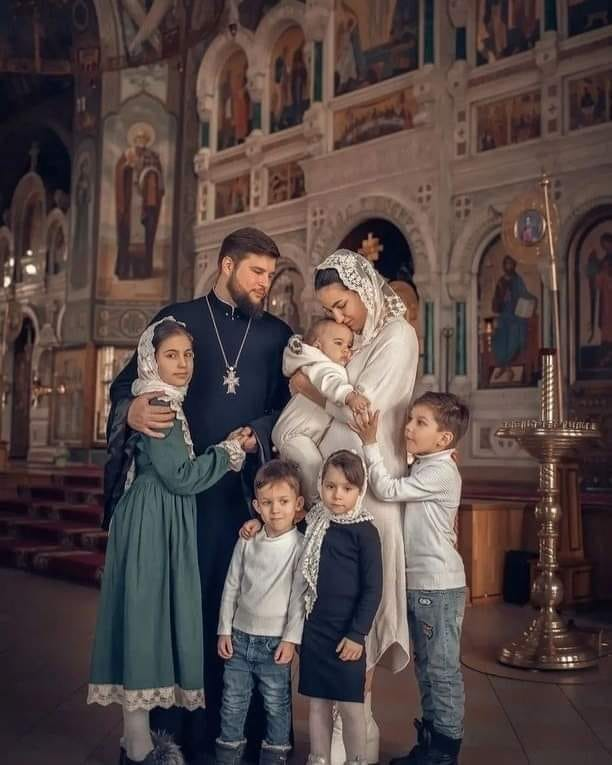 Зошто Бог на човекот му дал семејство?
За  семејство да го приведе во Царството Небесно. Семејството е училиште на љубовта.
- Протоереј Димитриј Смирнов