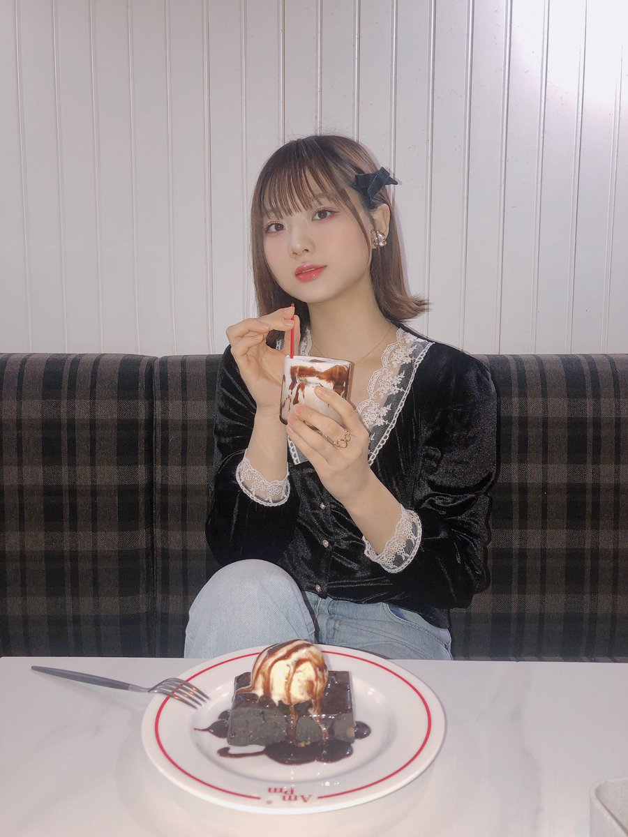 akanen_singer's tweet photo. chocoチョア🤍
#ootd #SHEIN #カフェ巡り #チョコブラウニー #Ampm #cafe #pcake https://t.co/z54XuI6HqV