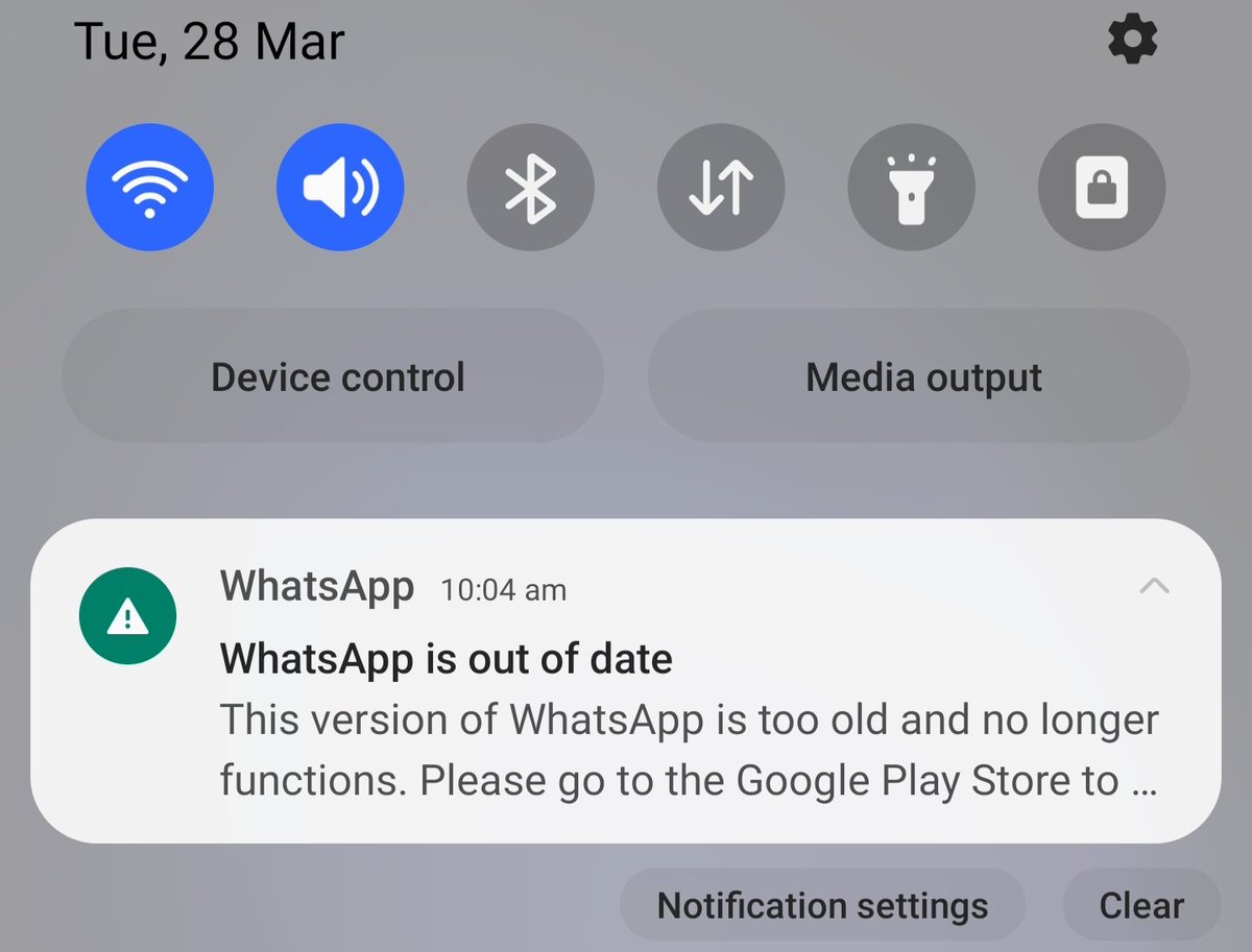 KooolSunny's tweet photo. My @WhatsApp app showing that i have an outdated version and asking me to update bht when i am going to  @GooglePlay to update the app, there is no option to update. Now my @WhatsApp isn't working. Kindly solve the issue. https://t.co/jUdfopusV5