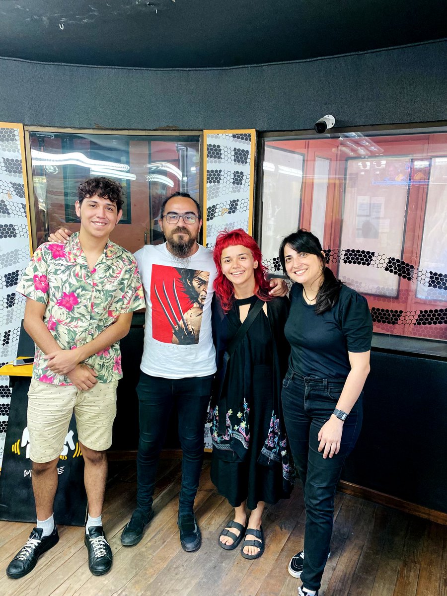 rockandpop955's tweet photo. 💜🎸 PASSIFLORX EN DE POCO UN TODO 🎙️⚡
¡#Passiflorx 💜🎸 pasó por la #RockandPop 🤟🏻 para hablar sobre el aniversario de su álbum debut «Mercurio Vivo» 💿📀! 😍🤩
#DPUT 🎙️⚡ con @walterflou 🕶️ y @TatiLugo1 👑 a buen volumen en la 95.5FM 🤘🏻
https://t.co/7ZPrkU5ZXB 🌍 https://t.co/DgFi3kc9hh