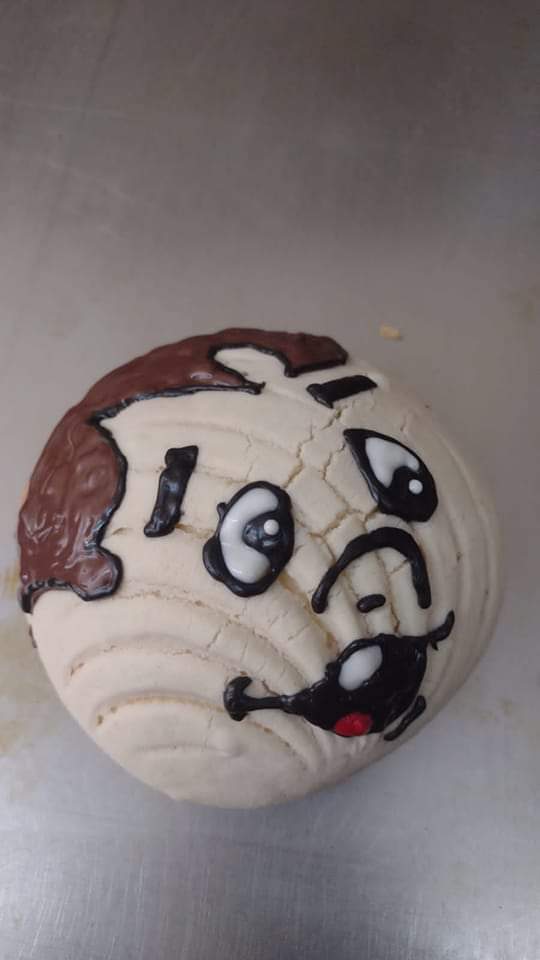 MTPNoticias's tweet photo. En #IMÁGENES 📸| ¡Y con ustedes la #conchabelo!, una creación en memoria de #Chabelo, hecha por la panadería  'Karycar pan casero' en las tierras tapatías.

¡La catafixian a solo 20 pesos! 🤤

🔗 https://t.co/7zQTselRhX https://t.co/dNxXRSto69