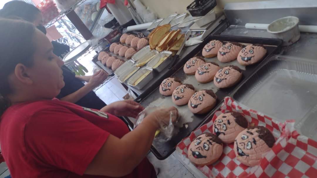 MTPNoticias's tweet photo. En #IMÁGENES 📸| ¡Y con ustedes la #conchabelo!, una creación en memoria de #Chabelo, hecha por la panadería  'Karycar pan casero' en las tierras tapatías.

¡La catafixian a solo 20 pesos! 🤤

🔗 https://t.co/7zQTselRhX https://t.co/dNxXRSto69