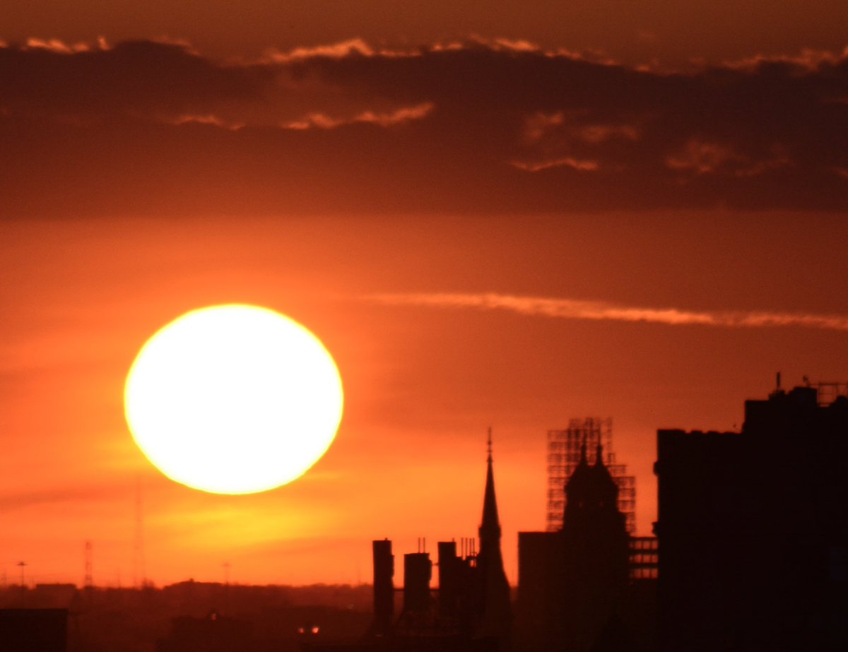 DavidKahn1009's tweet photo. @CherylScottWX @TracyButlerABC7 Tonight’s beautiful sunset from the South Loop !!! #abc7chicago https://t.co/eKvq0jpV4N
