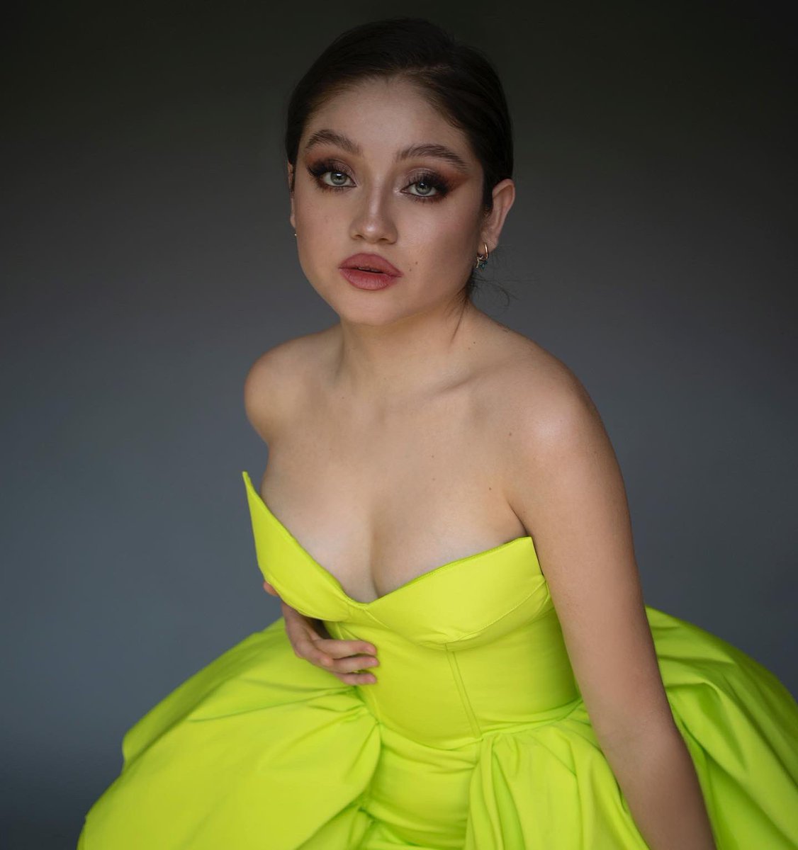 karolsevilla's tweet photo. Este vestido es lo más hermoso del mundo! Obvio es de @hmmexico 💚💚

Y obvio el foto es del mejor @alevieytes https://t.co/Xe65Gf0yjz