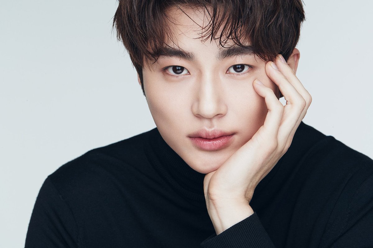 pkjimin_bts's tweet photo. Supuestamente #ByeonWooSeok ha sido elegido para protagonizar un drama #TimeToWalkThroughMemory ,es comedia romántica y fantasía.💕
Trata de representar el proceso de retroceder en el tiempo hasta el 2008 para salvar a la estrella principal Ryu Seon Jae, quien murió tragicamente https://t.co/v0iHaqAH4n