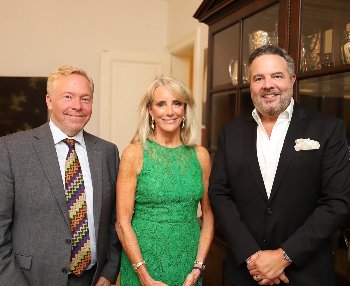 Camarotti's tweet photo. Um enorme prazer e uma honra participar do jantar de boas vindas à Embaixadora Americana no Brasil, Elizabeth Bagley @USAmbBR  oferecido pelo Cônsul do EUA em São Paulo, David Hodge @DavidHodge17 

Que nossas nações possam estar cada vez mais unidas. 
#🇧🇷 #🇺🇸 https://t.co/jQBTVttkTG