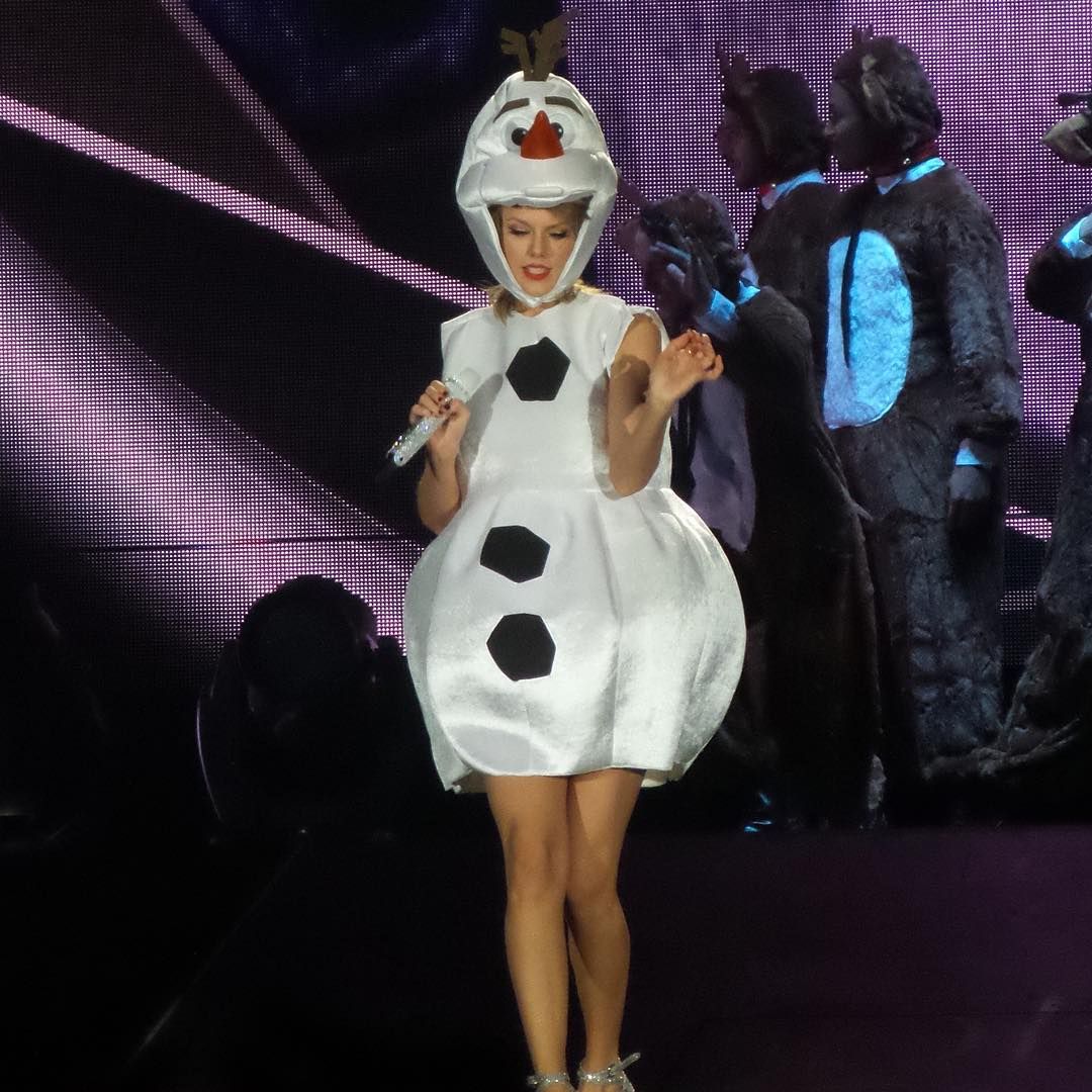 daninicholson20's tweet photo. It honestly breaks my heart that she puts on the show as this sparkly princess-y person but as soon as she is in private she is free to dress in what makes her feel comfortable and most like herself https://t.co/3SIENkGJbB