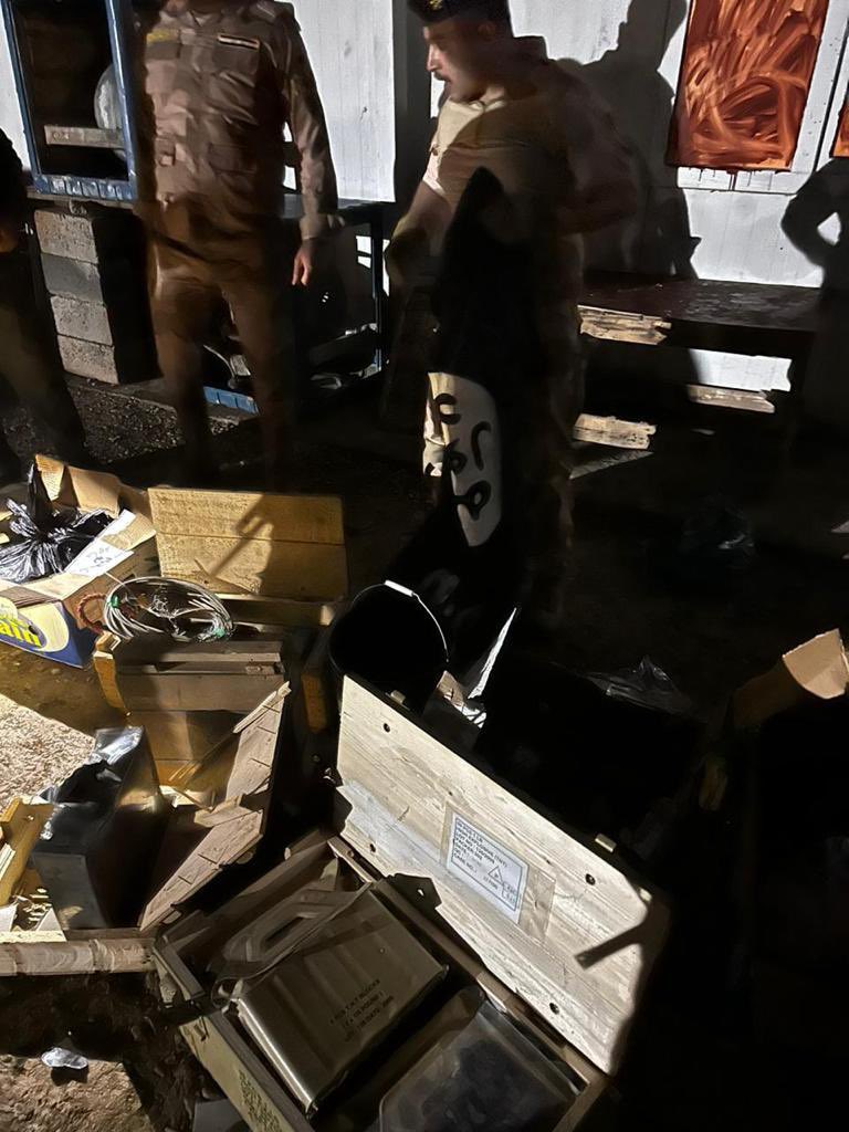 عناصر من الحشد بحوزتهم رايات لداعش "اسلحة و متفجرات" في ناحية بهرز جنوبي محافظة #ديالى  بقبضة القوات الامنية.

#العراق
