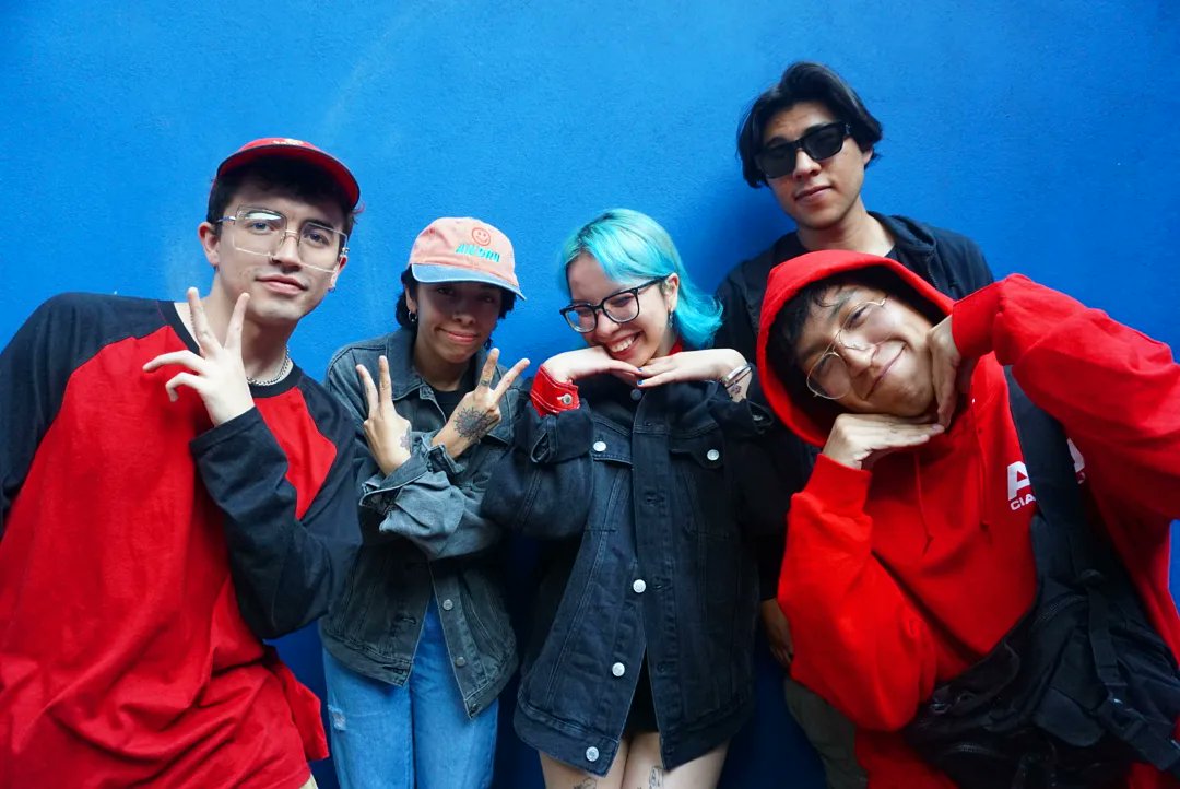 ❤️💙 La paleta de colores hoy en @bluzification fue azul y rojo. ❤️💙  Y con estos colores <a href="/helveticrack/">Luz Carrasco</a> y @ElBuenSujeto recibieron a Andru y Quemarlo Todo por Error. 

🎧 Ya saben que todo es en vivo a través de @yoverse_.