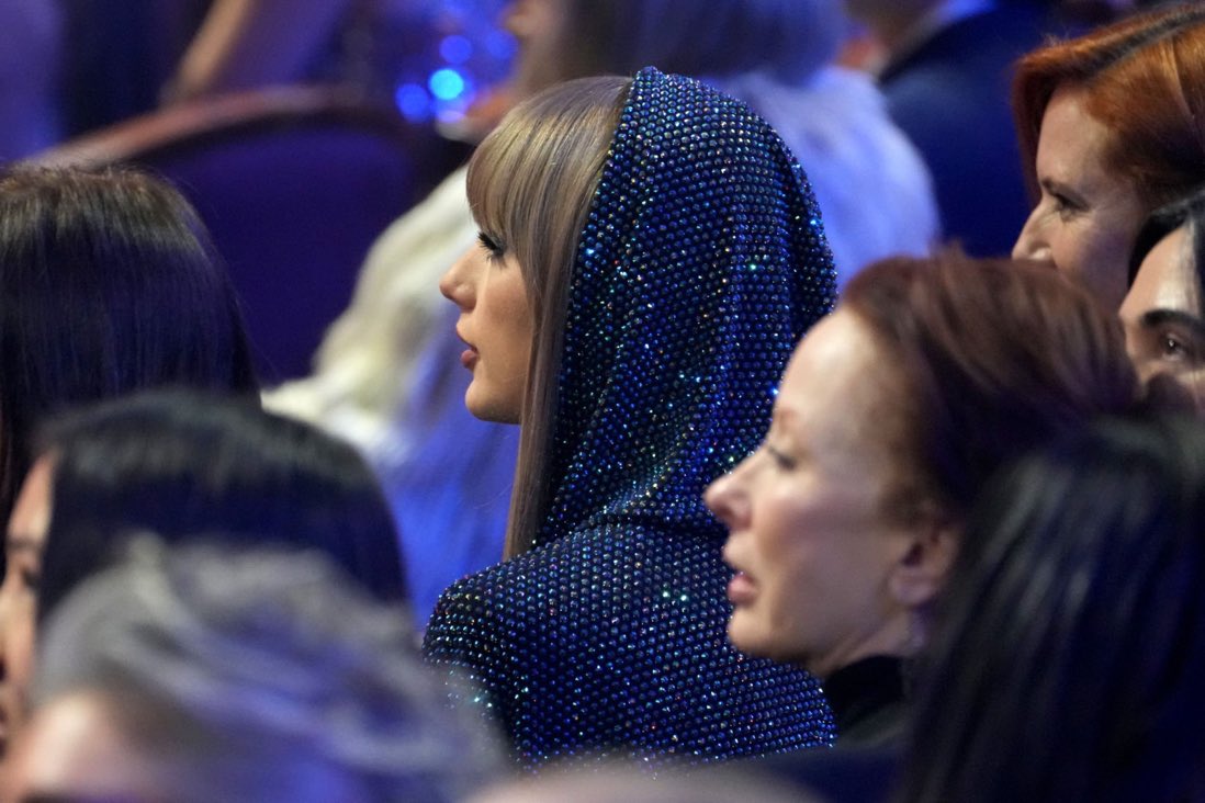 swifferupdates's tweet image. 📸| Her hair looks so sleek and that iconic side profile is simply stunning 

Via @swiftupload