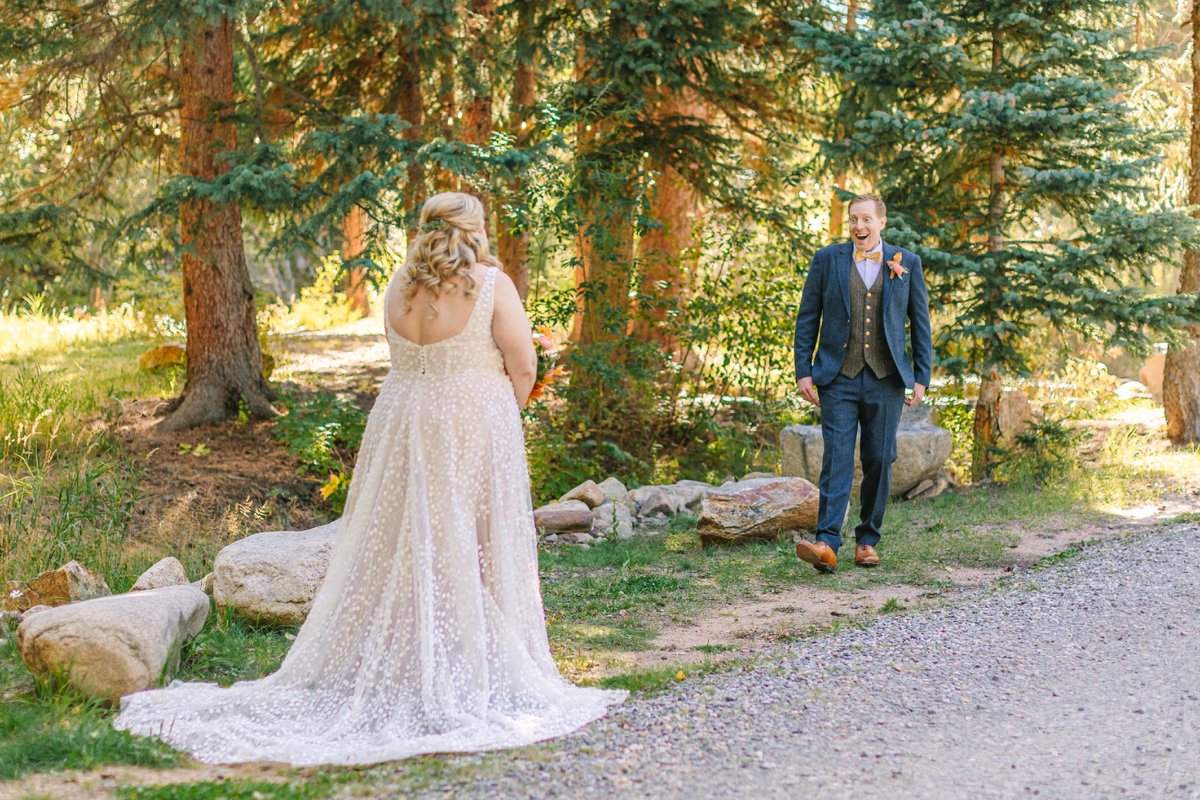 To all the grooms out there: THIS is the reaction your bride is looking for! Do not give her any less than complete and utter adoration at the sight of your soon-to-be wife. 

blackstoneriversranch.com
📸 Indy Pop Photo