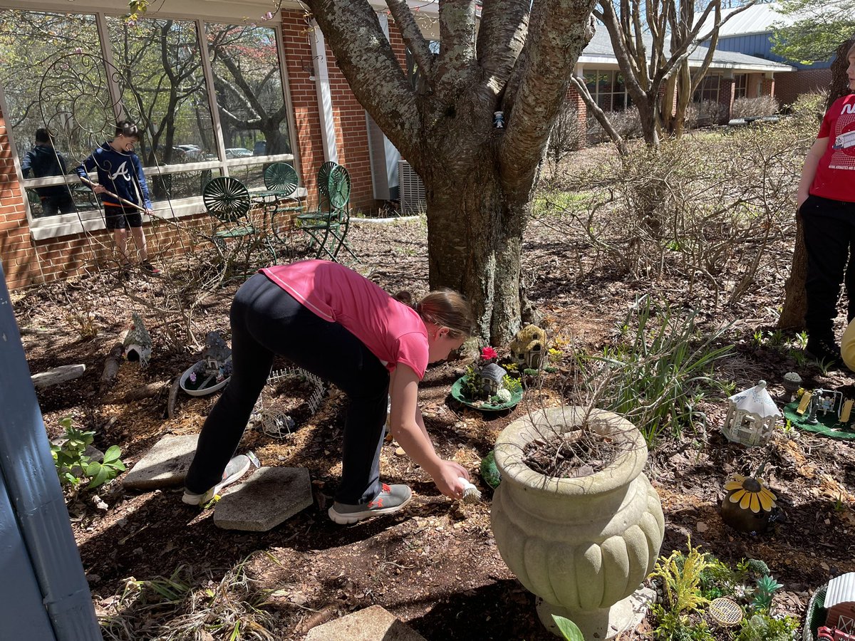 Thank you to the amazing Granny Pat for helping 5th grade GATE restore the MSE Fairy Garden! Service Learning #hsvgate @Graham_Wendy