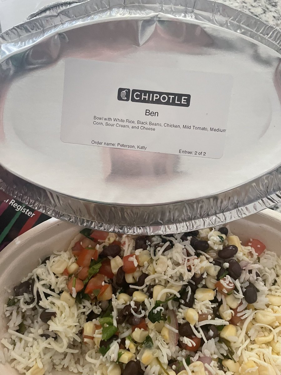 katepetezz's tweet photo. @ChipotleTweets what in the world! Not even close! Looking forward to my refund, please! https://t.co/2mQW05rEYL