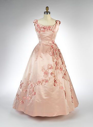 LaurenCDeutsch's tweet photo. Today's #ootd featuring #CherryBlossompink is this 1962 Ann Lowe evening dress. Silk rose rosettes begin from the shoulders and top of the bodice and come cascading the down from the waist all along the skirt. Gorgeous! @metmuseum #fashionhistory https://t.co/yAmKjw9G8s