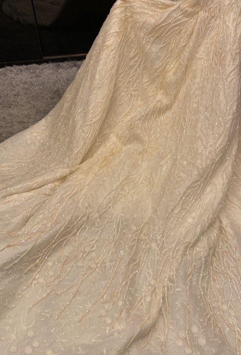 DreamsHB_'s tweet photo. @AljabrLaundry فستاني ابيض بقيمة ١٢ الف سلمتهم اياه يغسلونه رجعوه لي لونه اصفر وفيه بقع باللون الاحمر !! حسبي الله عليكم ونعم الوكيل 
فرع الظهران - الربوه https://t.co/q5UIVymkzC