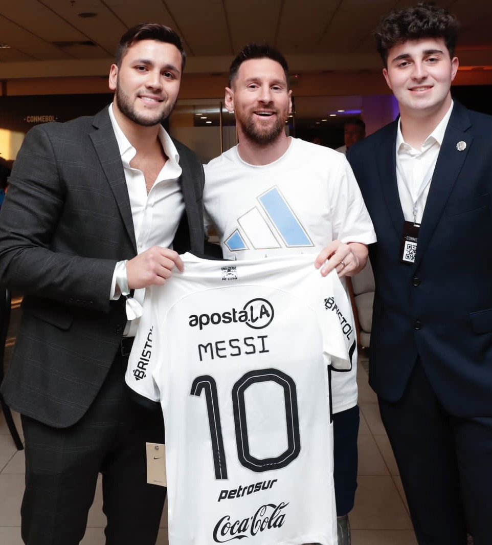 ivan_alexispy's tweet photo. Como el Kun Agüero 🇦🇷,#Messi 🇦🇷 también ya tiene, en este caso, la "10" del club #Olimpia. https://t.co/HzBh0wGrh3