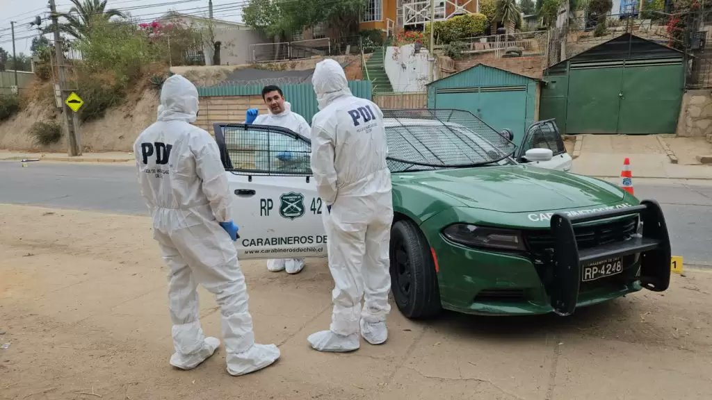 NoticiasValpoEx's tweet photo. #POLICAL #QUILPUÉ
En horas de esta tarde detienen a tercer implicado en la muerte de la Sargento 2do Rita Olivares , personal de la PDI lo detuvo en la vía pública en El Belloto...https://t.co/XSz2G47NwB https://t.co/I9AjASbS1e