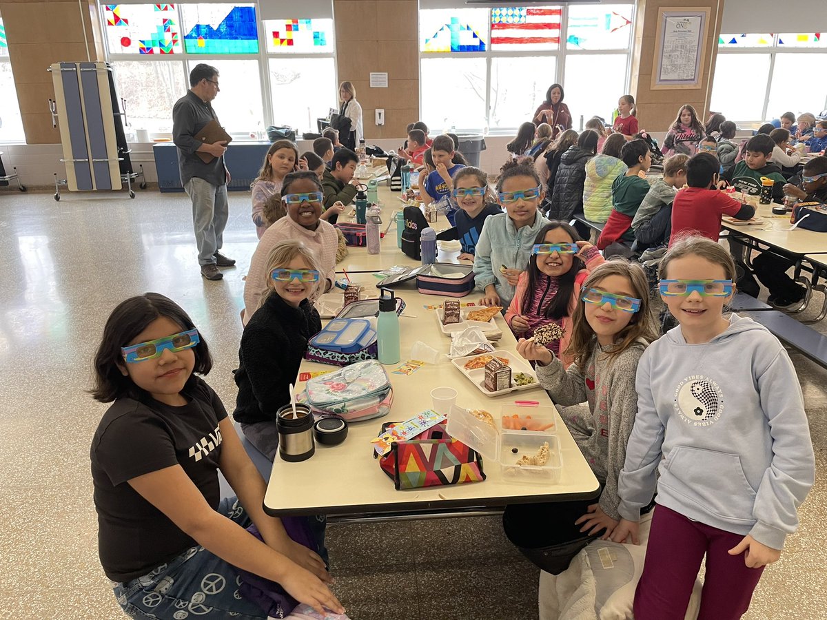 BlessingMahopac's tweet photo. All smiles when glasses are distributed!!! #lunchfun #proudap @bulldogslv @MahopacSchools https://t.co/vPArRf6K4f